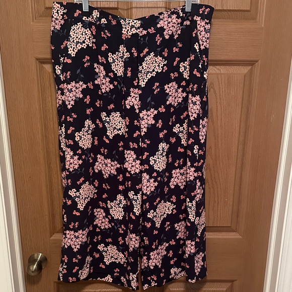 LOFT Black and Pink Floral Capris - Picture 1 of 7